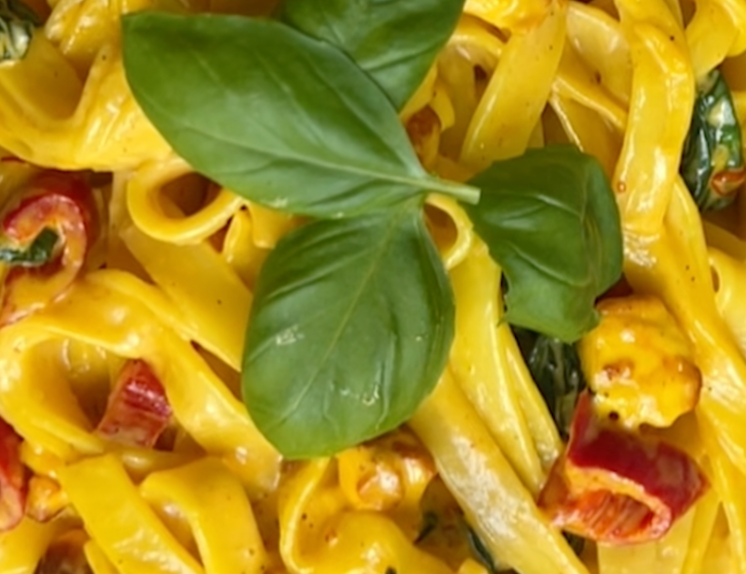 Pasta med saffran och halloumi