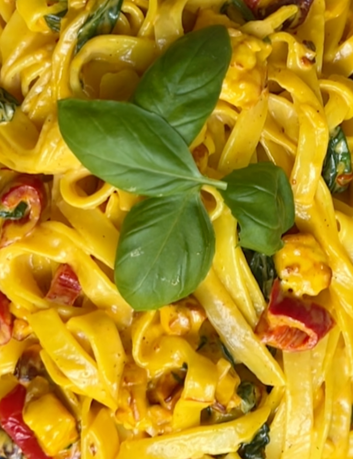 Pasta med saffran och halloumi