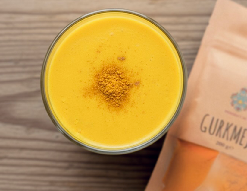 Golden Mango Smoothie med Ingefära & Gurkmeja